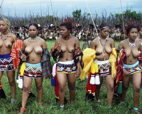 Foto 40.000 Perawan Bertelanjang Dada Buat Sang Raja Te