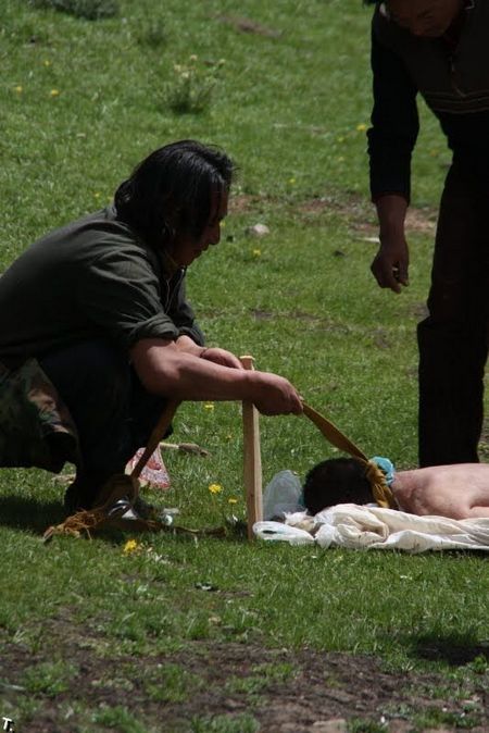 Ritual jenasah yang amat sangat mengerikan !! ( 18 tahun keatas ) Joejet_com_000559-06_tibetan-funeral_mini1