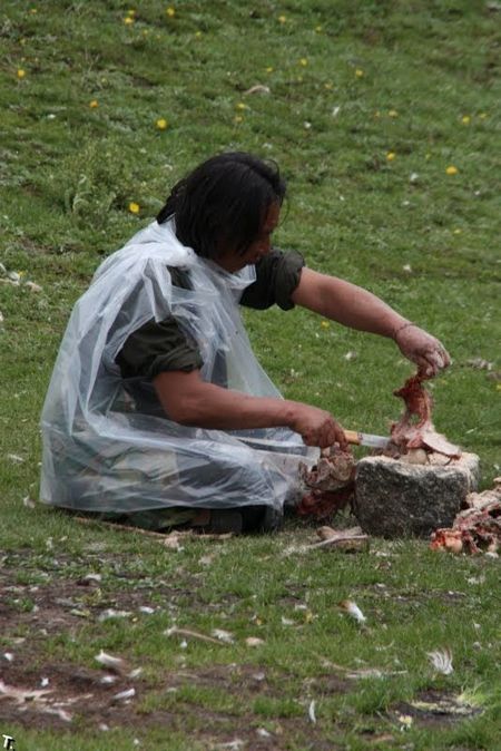 Ritual jenasah yang amat sangat mengerikan !! ( 18 tahun keatas ) Joejet_com_000559-38_tibetan-funeral_mini